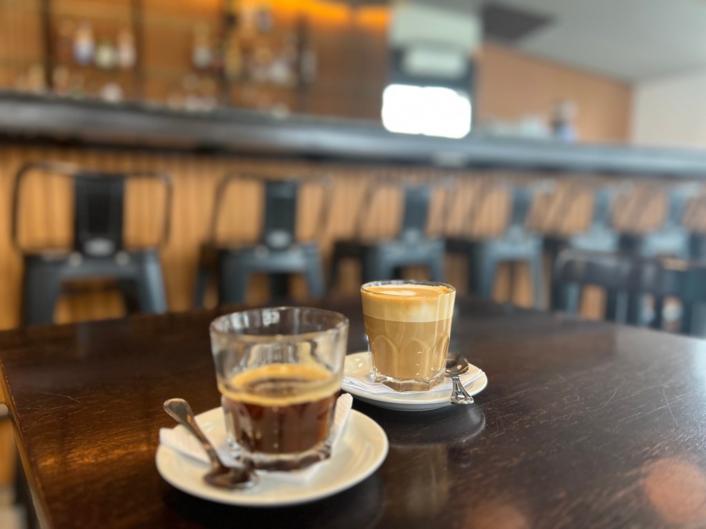 Café Bacacay la diaria (Montevideo) está abierto todos los días de la semana desde fines de marzo, ocupa un lugar emblemático y tiene una vista extraordinaria, con una ventana privilegiada que mira, de frente, al teatro Solís.